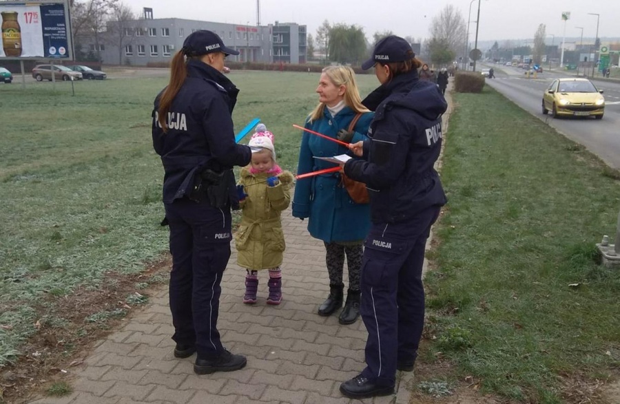 Światowy Dzień Pamięci o Ofiarach Wypadków Drogowych. Policjanci apelowali o ostrożność