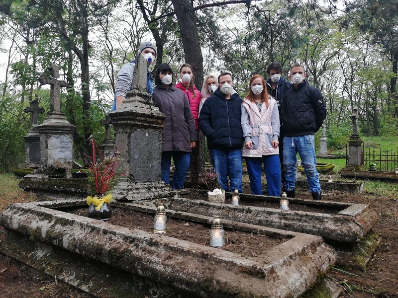 Uporządkowali groby i zapalili znicze. Wolontariusze z Fundacji „Czeremcha” co tydzień przychodzili na cmentarz