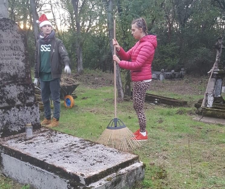 Uporządkowali groby i zapalili znicze. Wolontariusze z Fundacji „Czeremcha” co tydzień przychodzili na cmentarz