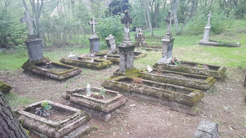 Uporządkowali groby i zapalili znicze. Wolontariusze z Fundacji „Czeremcha” co tydzień przychodzili na cmentarz