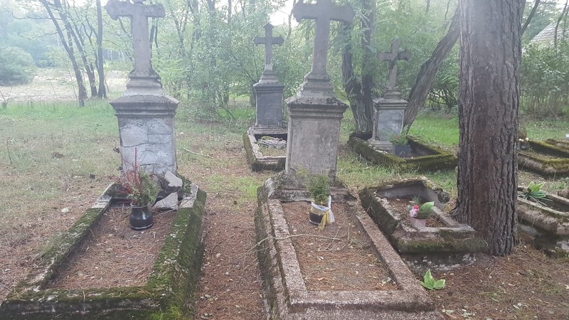 Uporządkowali groby i zapalili znicze. Wolontariusze z Fundacji „Czeremcha” co tydzień przychodzili na cmentarz