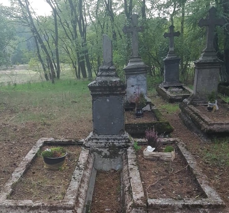 Uporządkowali groby i zapalili znicze. Wolontariusze z Fundacji „Czeremcha” co tydzień przychodzili na cmentarz