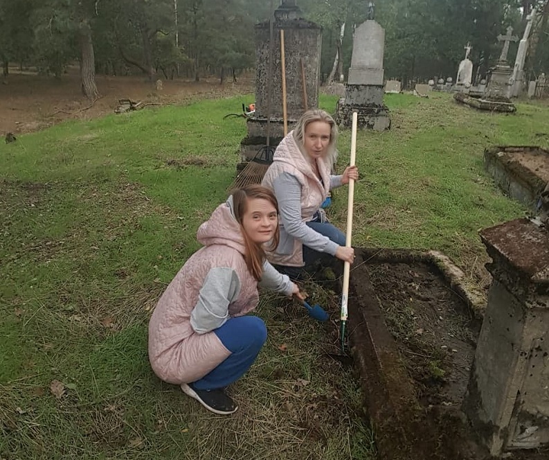 Uporządkowali groby i zapalili znicze. Wolontariusze z Fundacji „Czeremcha” co tydzień przychodzili na cmentarz