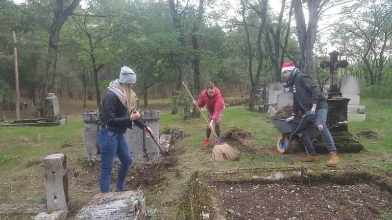 Uporządkowali groby i zapalili znicze. Wolontariusze z Fundacji „Czeremcha” co tydzień przychodzili na cmentarz