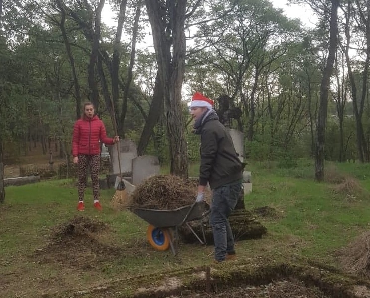 Uporządkowali groby i zapalili znicze. Wolontariusze z Fundacji „Czeremcha” co tydzień przychodzili na cmentarz