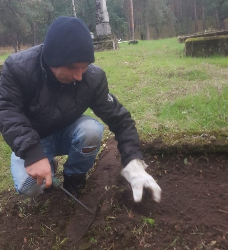 Uporządkowali groby i zapalili znicze. Wolontariusze z Fundacji „Czeremcha” co tydzień przychodzili na cmentarz