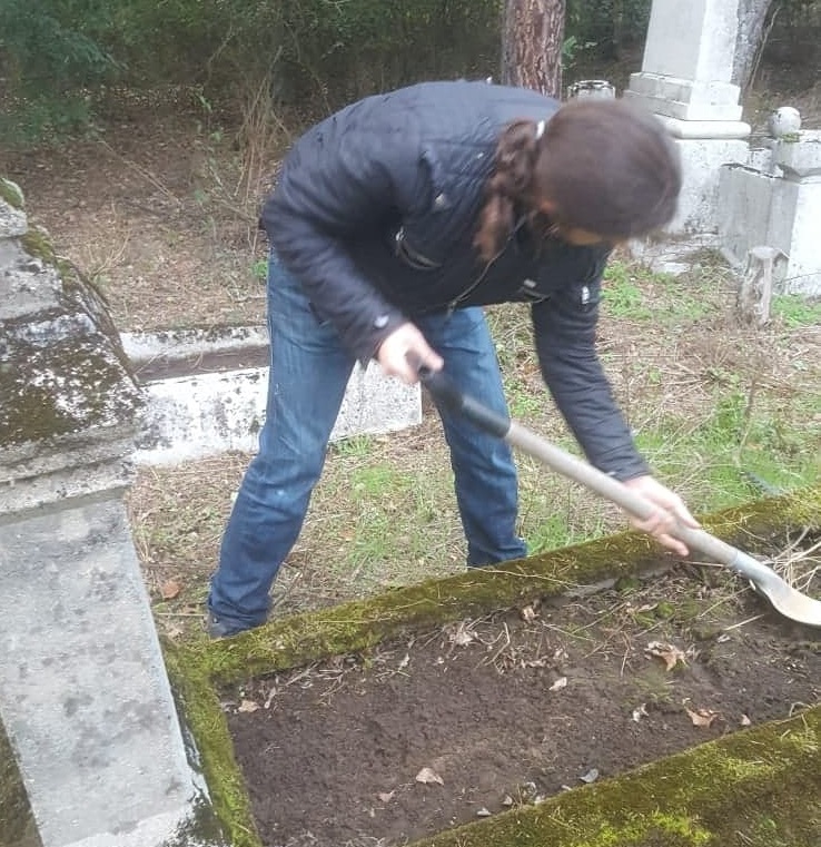 Uporządkowali groby i zapalili znicze. Wolontariusze z Fundacji „Czeremcha” co tydzień przychodzili na cmentarz