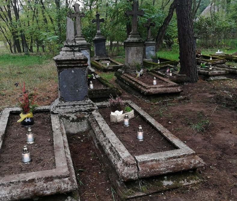 Uporządkowali groby i zapalili znicze. Wolontariusze z Fundacji „Czeremcha” co tydzień przychodzili na cmentarz
