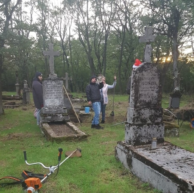 Uporządkowali groby i zapalili znicze. Wolontariusze z Fundacji „Czeremcha” co tydzień przychodzili na cmentarz