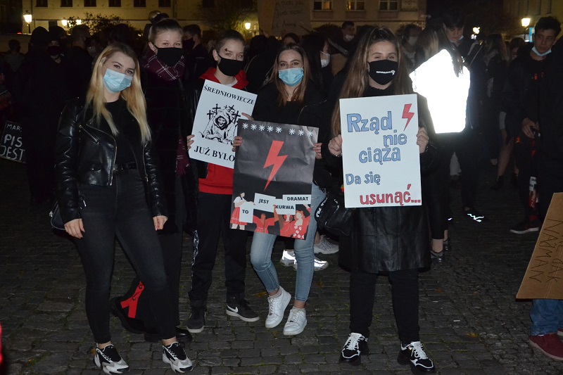 „Jesteśmy za życiem, ale w wolnej Polsce”. Tłumy na kolejnym proteście w Koninie