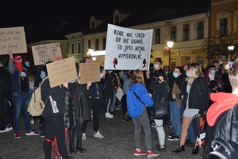 „Jesteśmy za życiem, ale w wolnej Polsce”. Tłumy na kolejnym proteście w Koninie