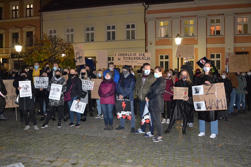 „Jesteśmy za życiem, ale w wolnej Polsce”. Tłumy na kolejnym proteście w Koninie