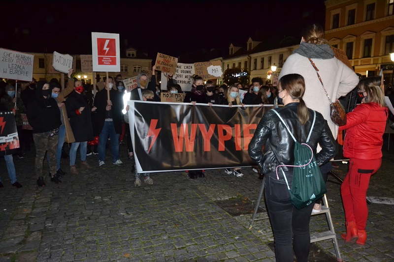 „Jesteśmy za życiem, ale w wolnej Polsce”. Tłumy na kolejnym proteście w Koninie
