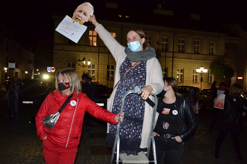„Jesteśmy za życiem, ale w wolnej Polsce”. Tłumy na kolejnym proteście w Koninie