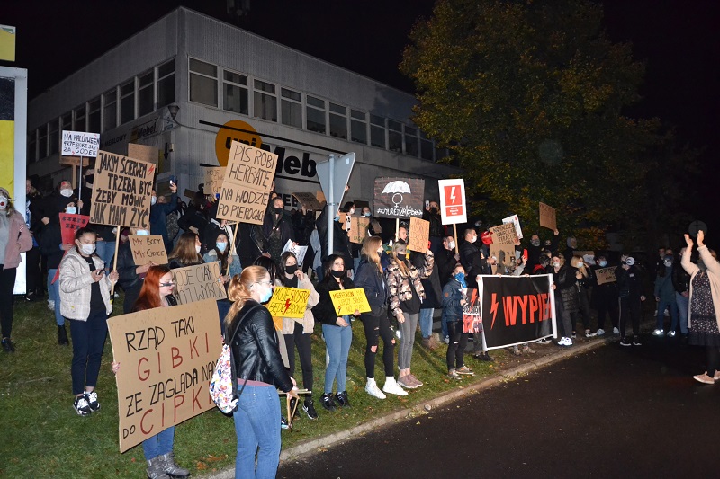 „Jesteśmy za życiem, ale w wolnej Polsce”. Tłumy na kolejnym proteście w Koninie