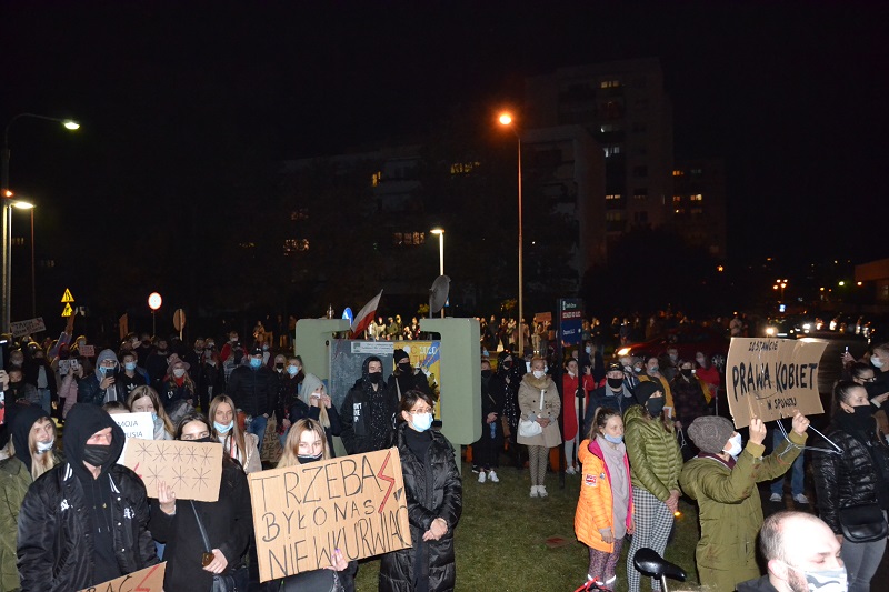 „Jesteśmy za życiem, ale w wolnej Polsce”. Tłumy na kolejnym proteście w Koninie