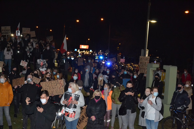 „Jesteśmy za życiem, ale w wolnej Polsce”. Tłumy na kolejnym proteście w Koninie