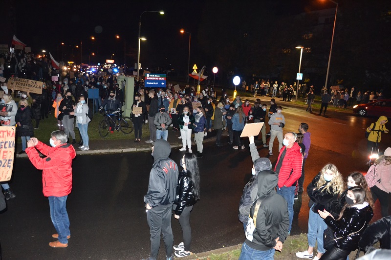 „Jesteśmy za życiem, ale w wolnej Polsce”. Tłumy na kolejnym proteście w Koninie