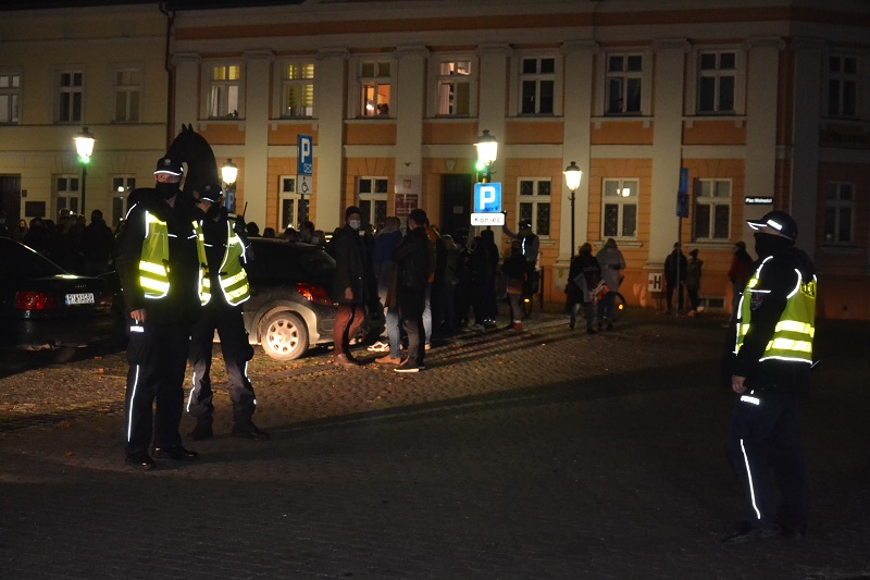 „Jesteśmy za życiem, ale w wolnej Polsce”. Tłumy na kolejnym proteście w Koninie
