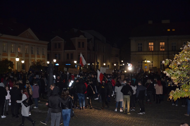 „Jesteśmy za życiem, ale w wolnej Polsce”. Tłumy na kolejnym proteście w Koninie