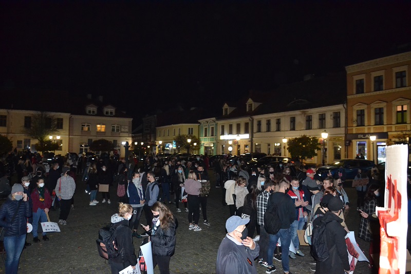 „Jesteśmy za życiem, ale w wolnej Polsce”. Tłumy na kolejnym proteście w Koninie