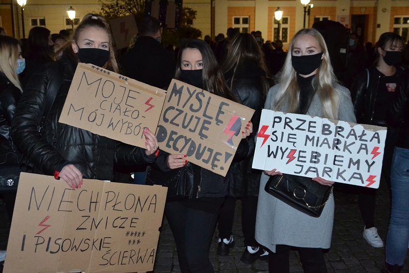 „Jesteśmy za życiem, ale w wolnej Polsce”. Tłumy na kolejnym proteście w Koninie