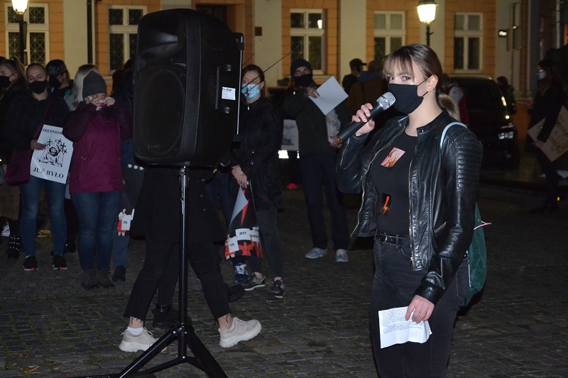 „Jesteśmy za życiem, ale w wolnej Polsce”. Tłumy na kolejnym proteście w Koninie