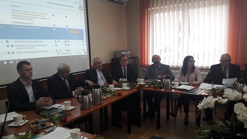 Radni i wójt złożyli przysięgę. Nie mogli głosować, bo zawiodły tablety