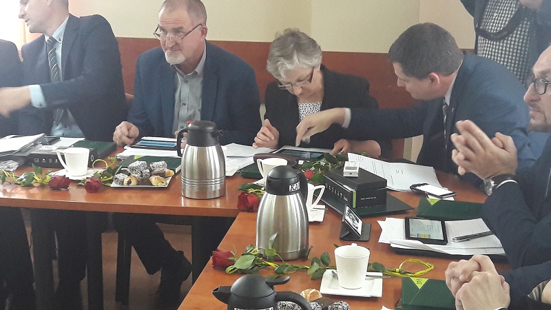 Radni i wójt złożyli przysięgę. Nie mogli głosować, bo zawiodły tablety