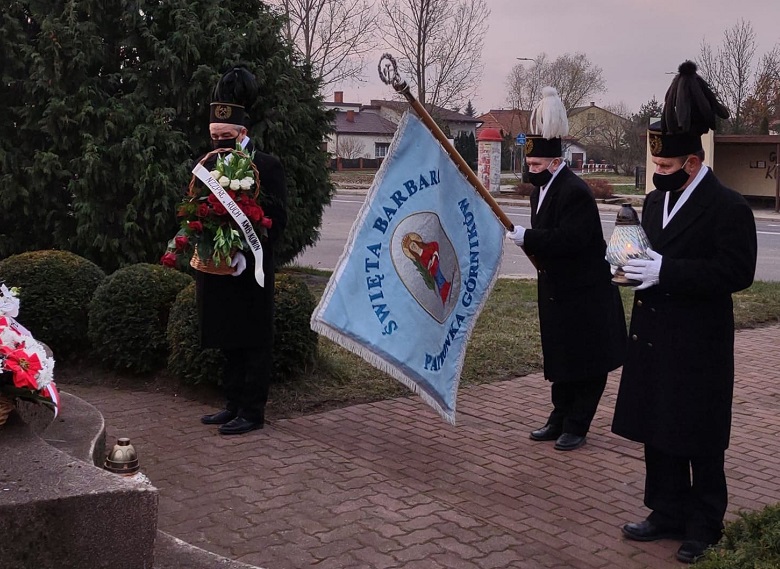 Osobno przed świętą Barbarą. Złożyli kwiaty i zapalili znicze