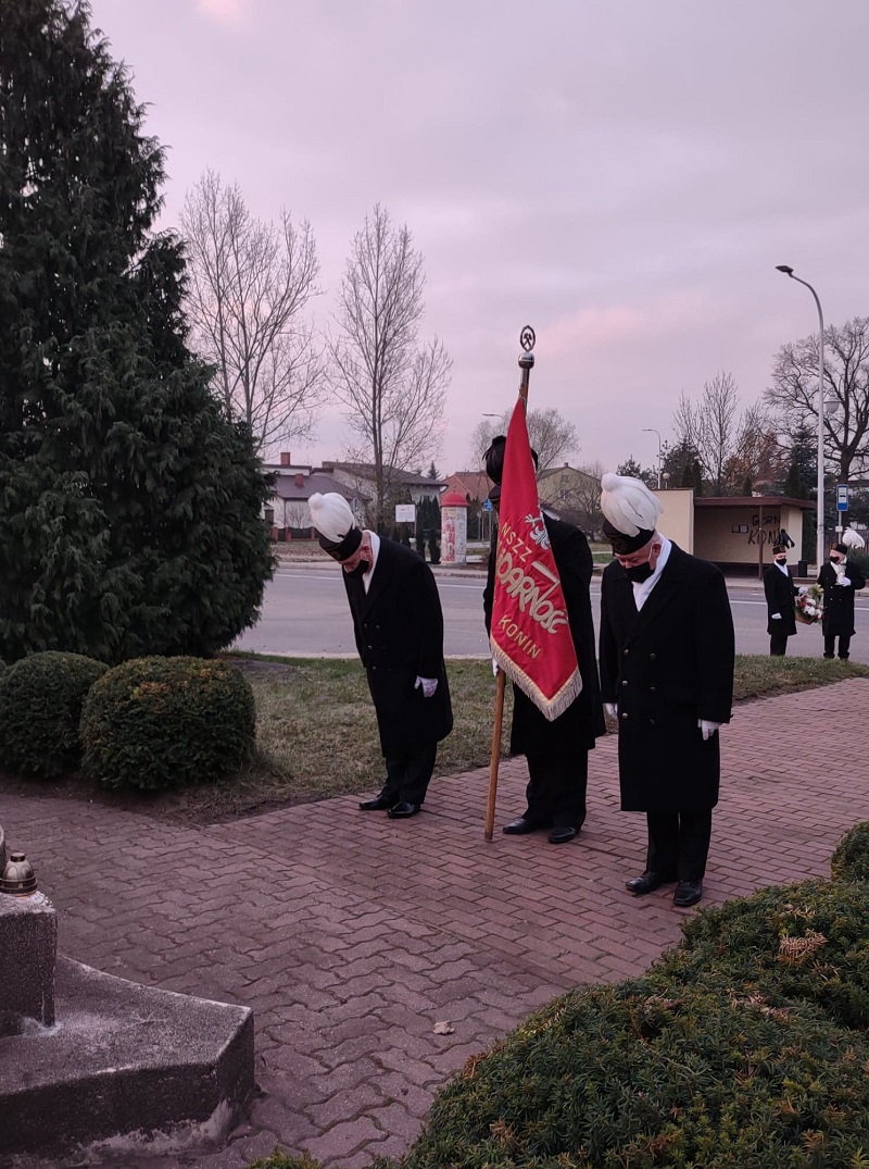 Osobno przed świętą Barbarą. Złożyli kwiaty i zapalili znicze