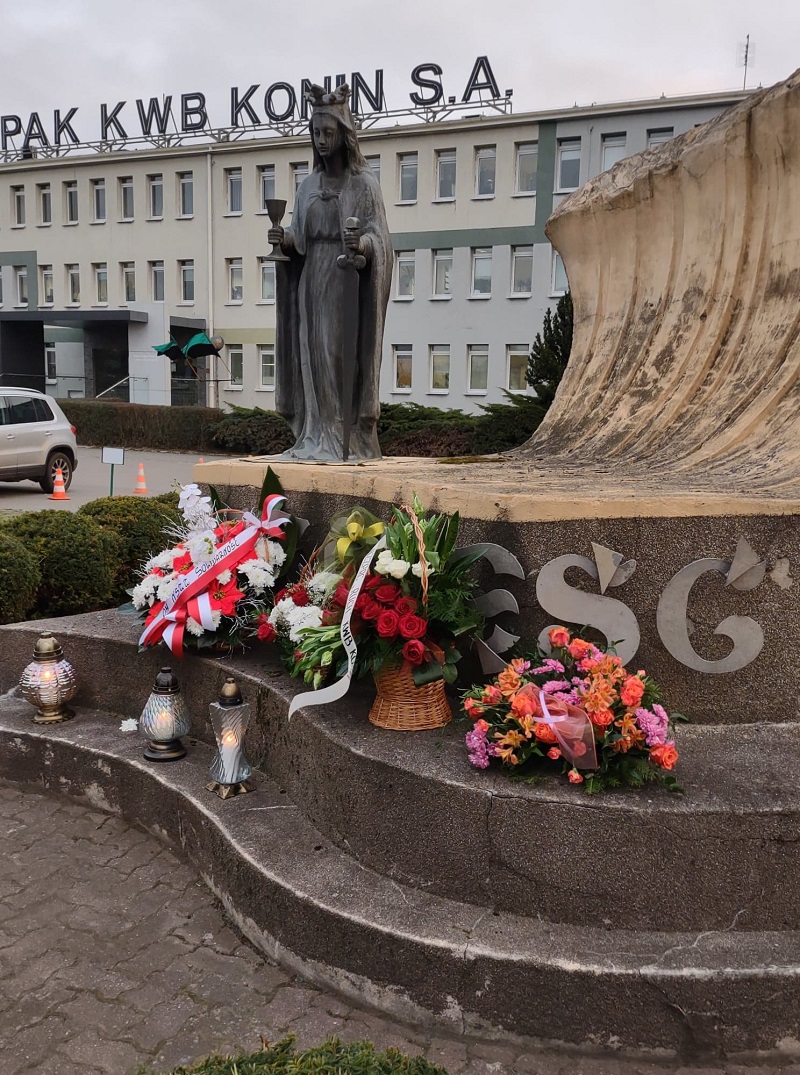 Osobno przed świętą Barbarą. Złożyli kwiaty i zapalili znicze
