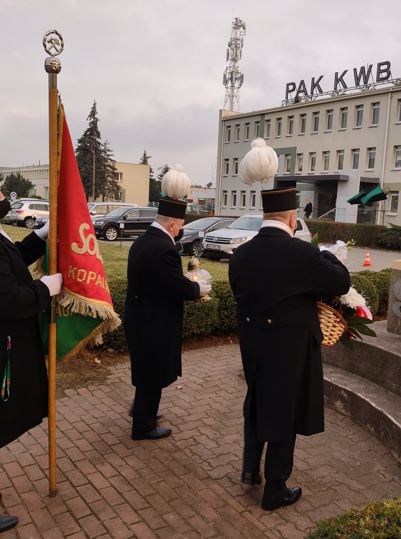 Osobno przed świętą Barbarą. Złożyli kwiaty i zapalili znicze