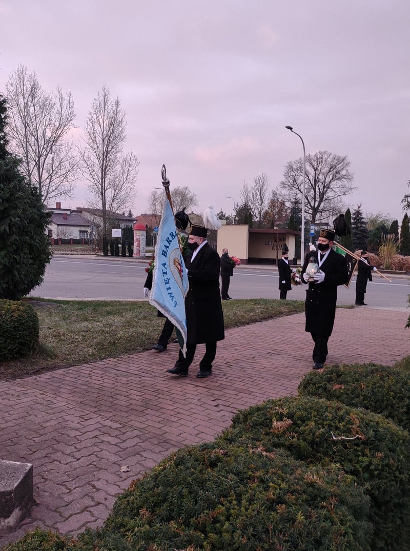 Osobno przed świętą Barbarą. Złożyli kwiaty i zapalili znicze