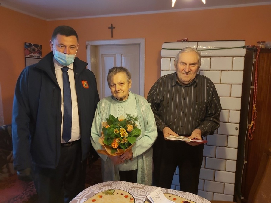 Medale z dostawą do domów. Pary z długoletnim stażem małżeńskim nie mogły świętować wspólnie