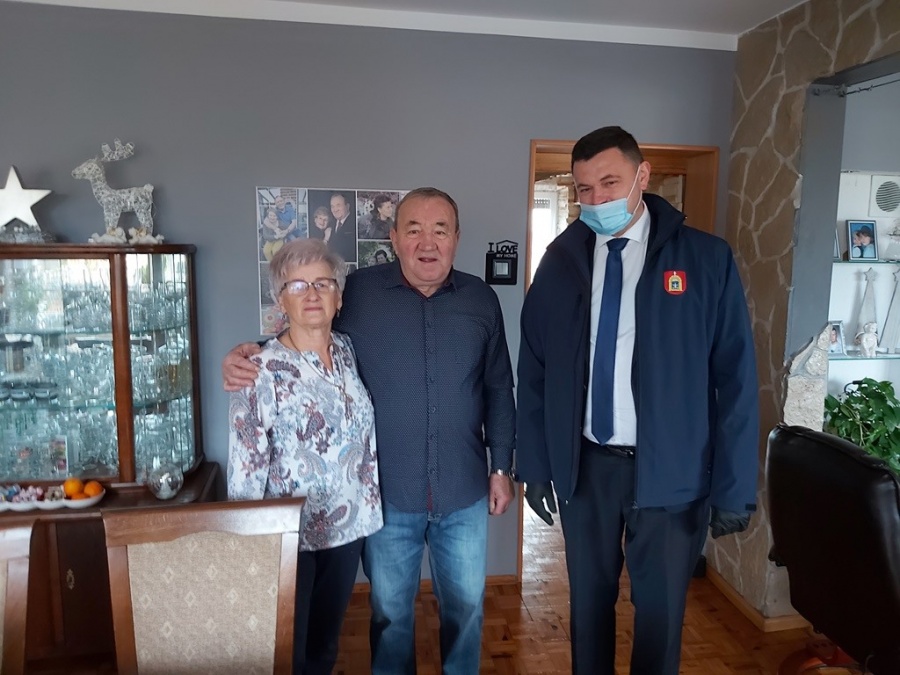 Medale z dostawą do domów. Pary z długoletnim stażem małżeńskim nie mogły świętować wspólnie