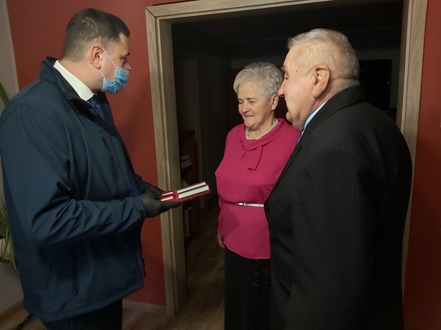 Medale z dostawą do domów. Pary z długoletnim stażem małżeńskim nie mogły świętować wspólnie