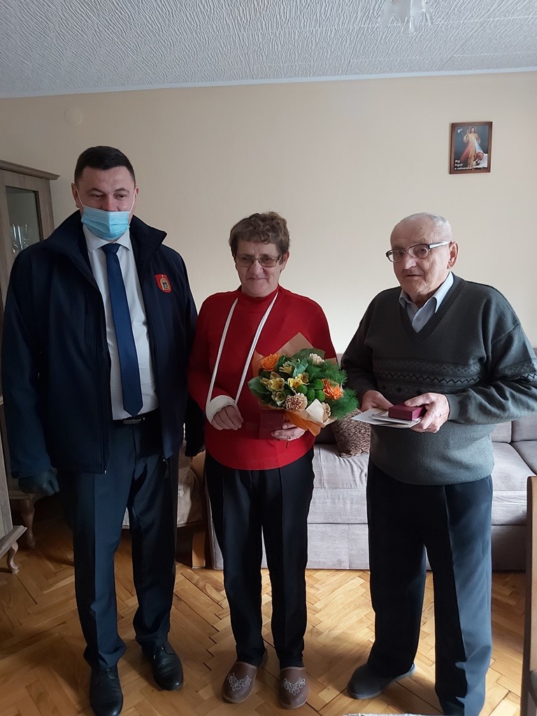 Medale z dostawą do domów. Pary z długoletnim stażem małżeńskim nie mogły świętować wspólnie
