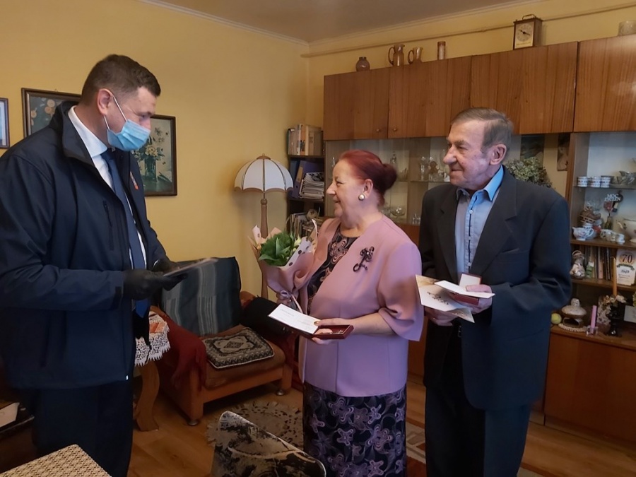Medale z dostawą do domów. Pary z długoletnim stażem małżeńskim nie mogły świętować wspólnie