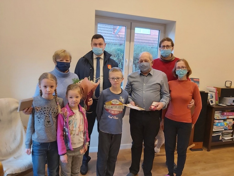 Medale z dostawą do domów. Pary z długoletnim stażem małżeńskim nie mogły świętować wspólnie