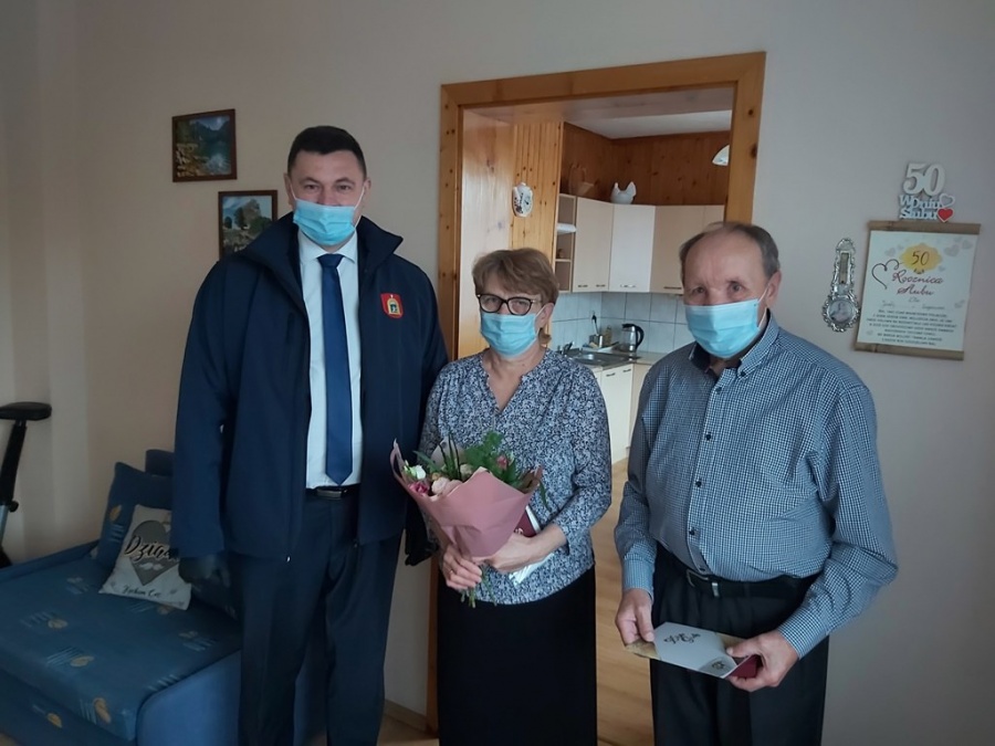 Medale z dostawą do domów. Pary z długoletnim stażem małżeńskim nie mogły świętować wspólnie