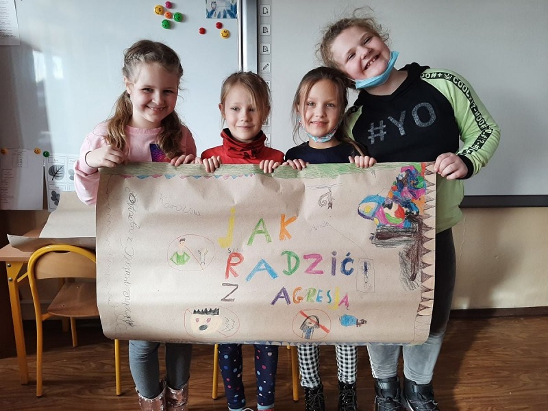 Wybuchały wulkany i powstawały obrazki z drażetek. Tak bawili się uczniowie
