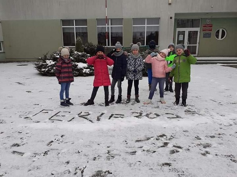 Wybuchały wulkany i powstawały obrazki z drażetek. Tak bawili się uczniowie