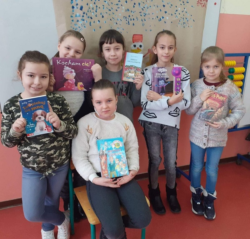 Wybuchały wulkany i powstawały obrazki z drażetek. Tak bawili się uczniowie