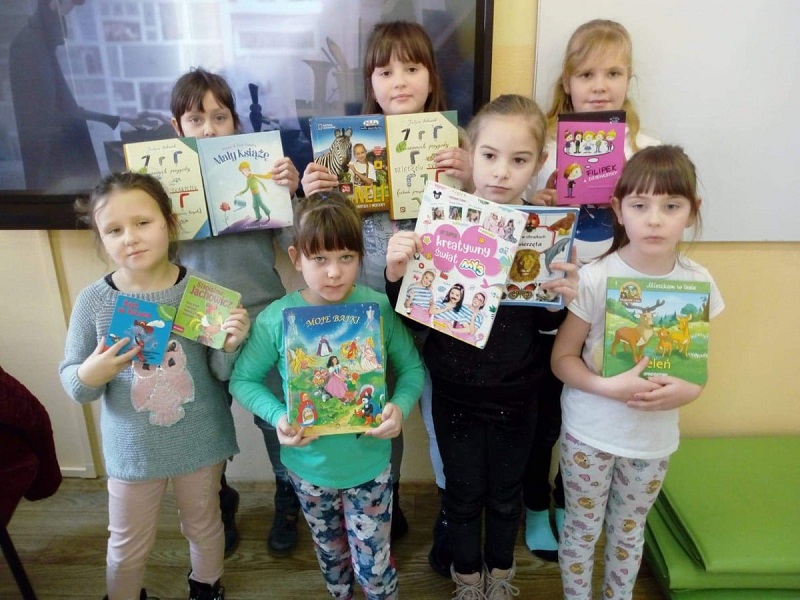 Wybuchały wulkany i powstawały obrazki z drażetek. Tak bawili się uczniowie