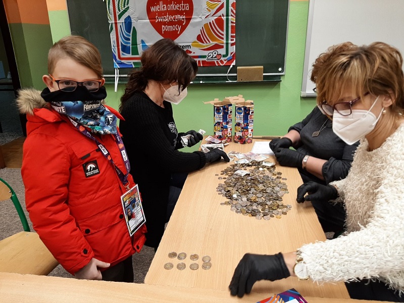 Kwestowało 23 młodych wolontariuszy. W sumie zebrali ponad 33 tysiące zł