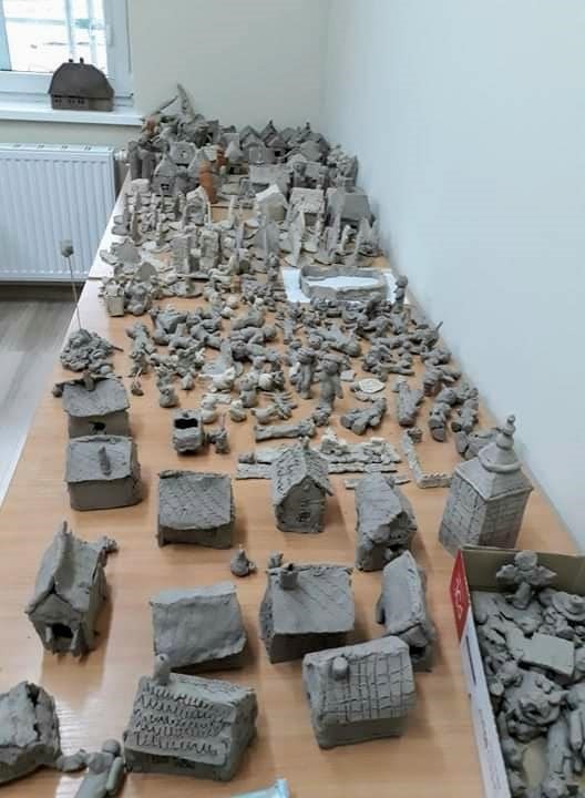 Jest kościół, remiza i dom kultury z gliny. Powstała ceramiczna mapa wioski