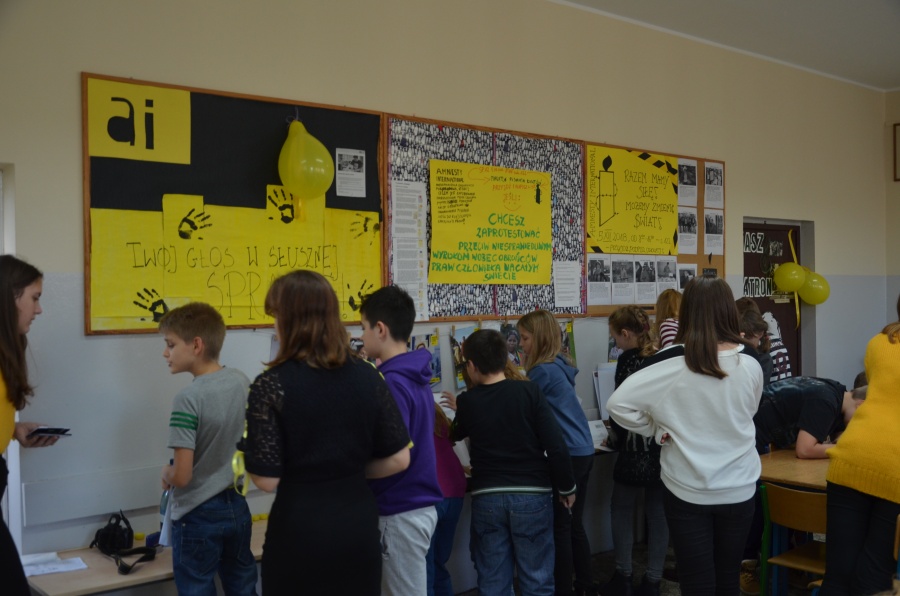 Dzieci listy piszą. W „dwunastce” trwa maraton Amnesty International
