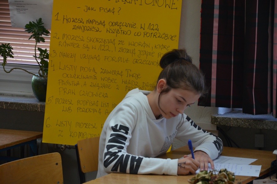 Dzieci listy piszą. W „dwunastce” trwa maraton Amnesty International