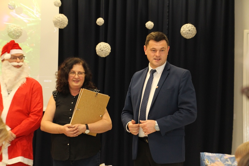 Kolędy, świąteczne życzenia i prezenty. Mikołaj odwiedził dziś bibliotekę